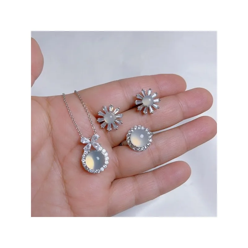 

Popular Ice-through White Small Cherry Chalcedony Three-piece Women's Model