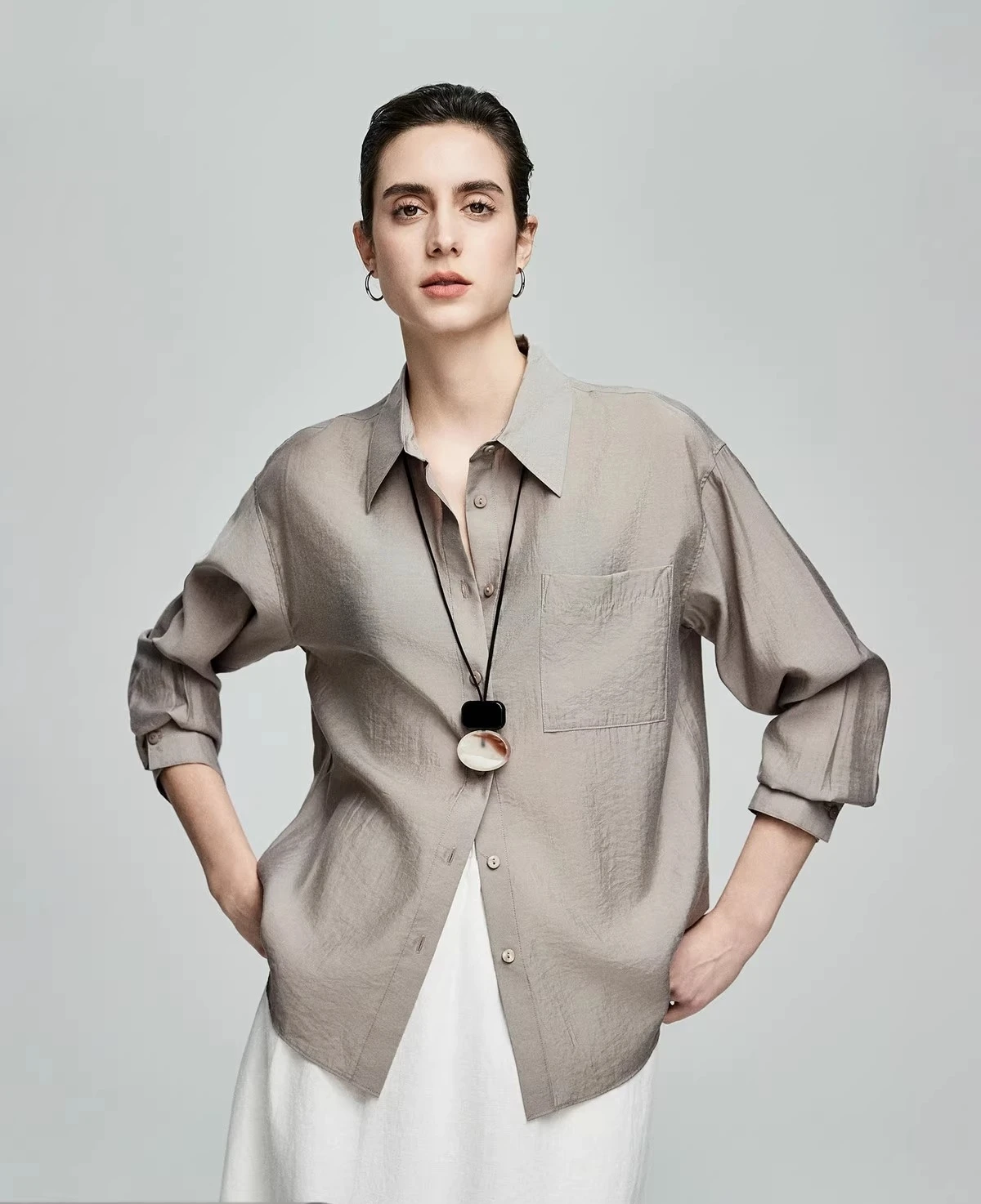 

A light and thin shirt with slightly translucent and hazy tencel female Spring/Summer 2025 A textured Lyocell lapel loose shirt