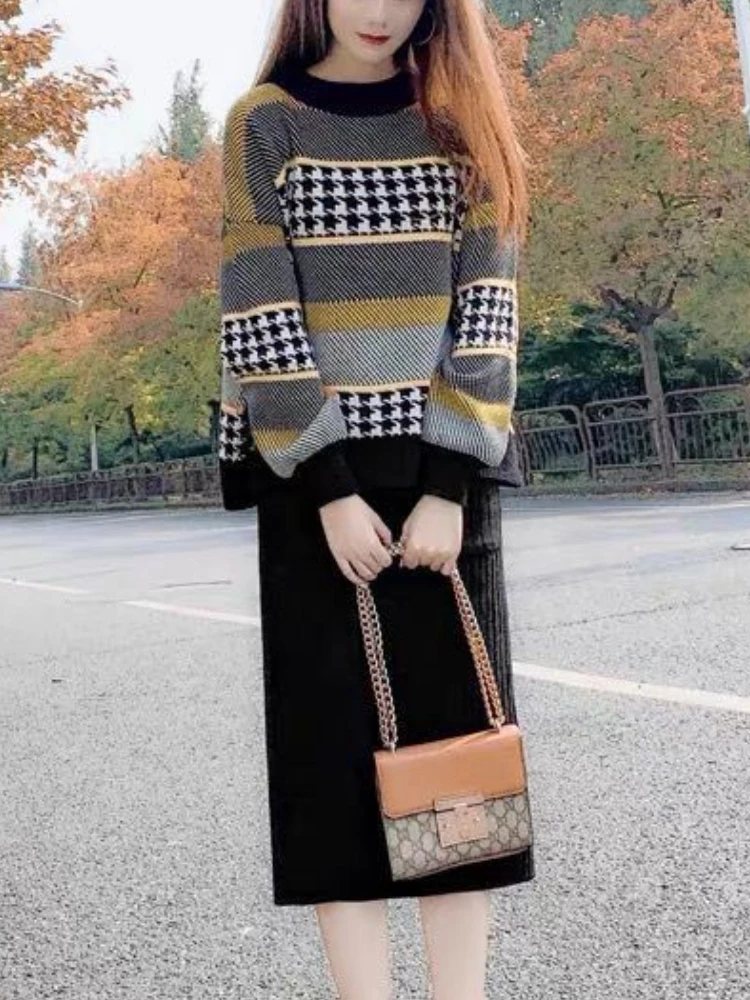 

2024 Autumn Fashion New Women's Street Style Retro Elegant Printed Grid Splicing Warm Long Sleeve Knitted Temperament Hoodie