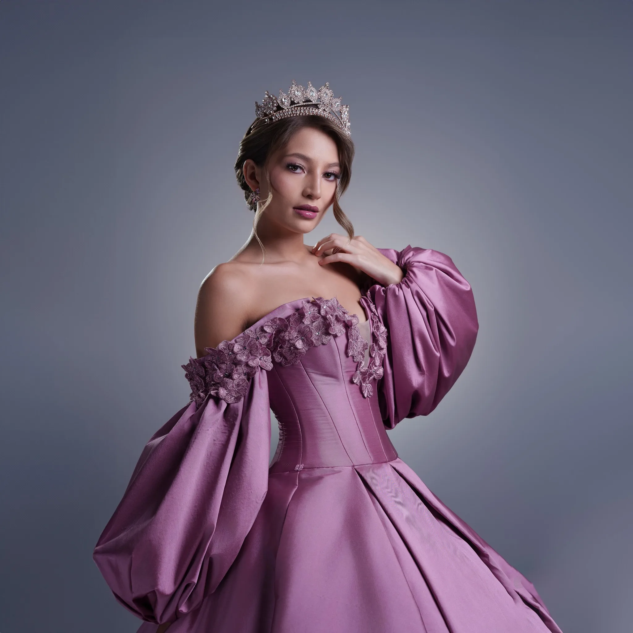 Maßgeschneidertes, anmutiges, schulterfreies Abendkleid aus Satin in A-Linie mit Kristallen, hochwertige Promi-Kleider mit langen Ärmeln