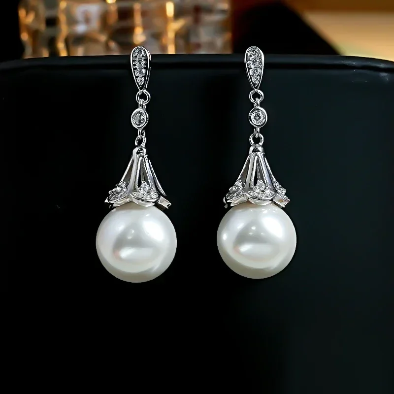 Noble and elegant bright light round mother of pearl earrings 925 silver classical light luxury socialite exquisite design