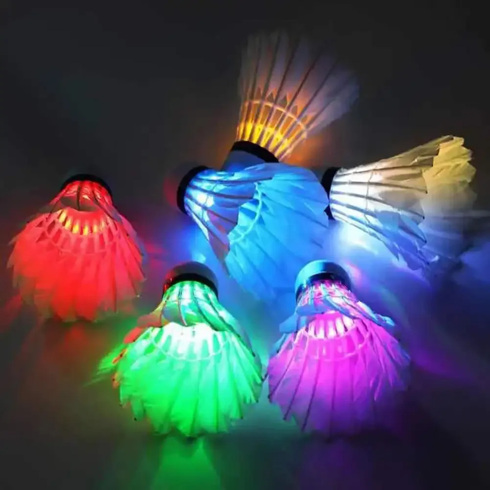 4 Stück Beleuchtung Badminton dunkle Nacht bunte LED Beleuchtung Sport Badminton Lichtfleck Shuttle Hahn Zubehör Federball