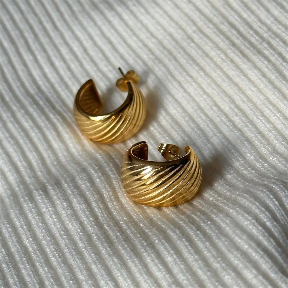 

18K Gold Plated Oblique Striped Texture Wide C-shape Hoop Earrings Fashion Hypoallergenic Geometric Ear Stud Women Jewelry Gift