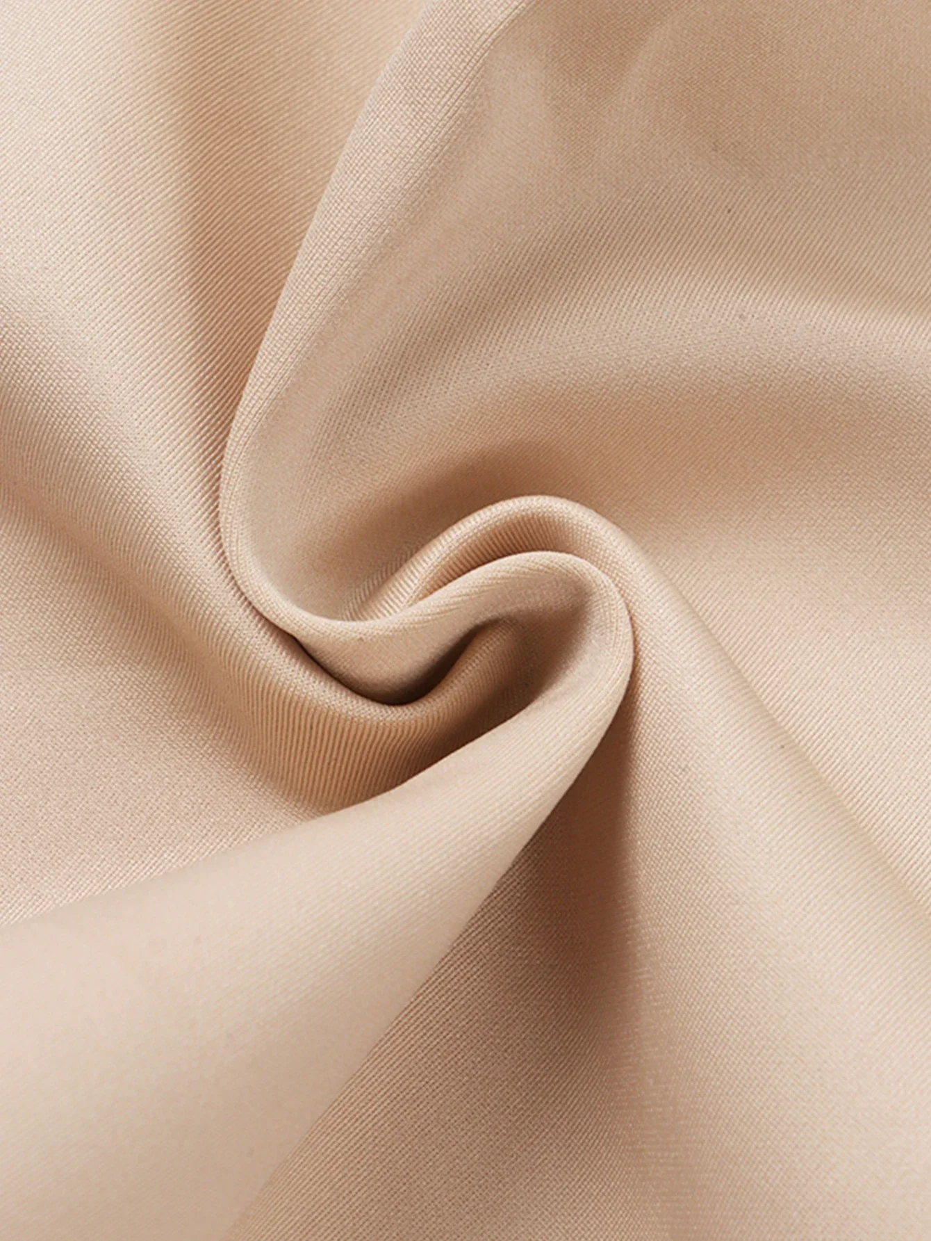 Biustonosz damski bez ramiączek, bez wkładek, bezszwowy, zapinany z przodu na guziki, wygodna, gładka bielizna.