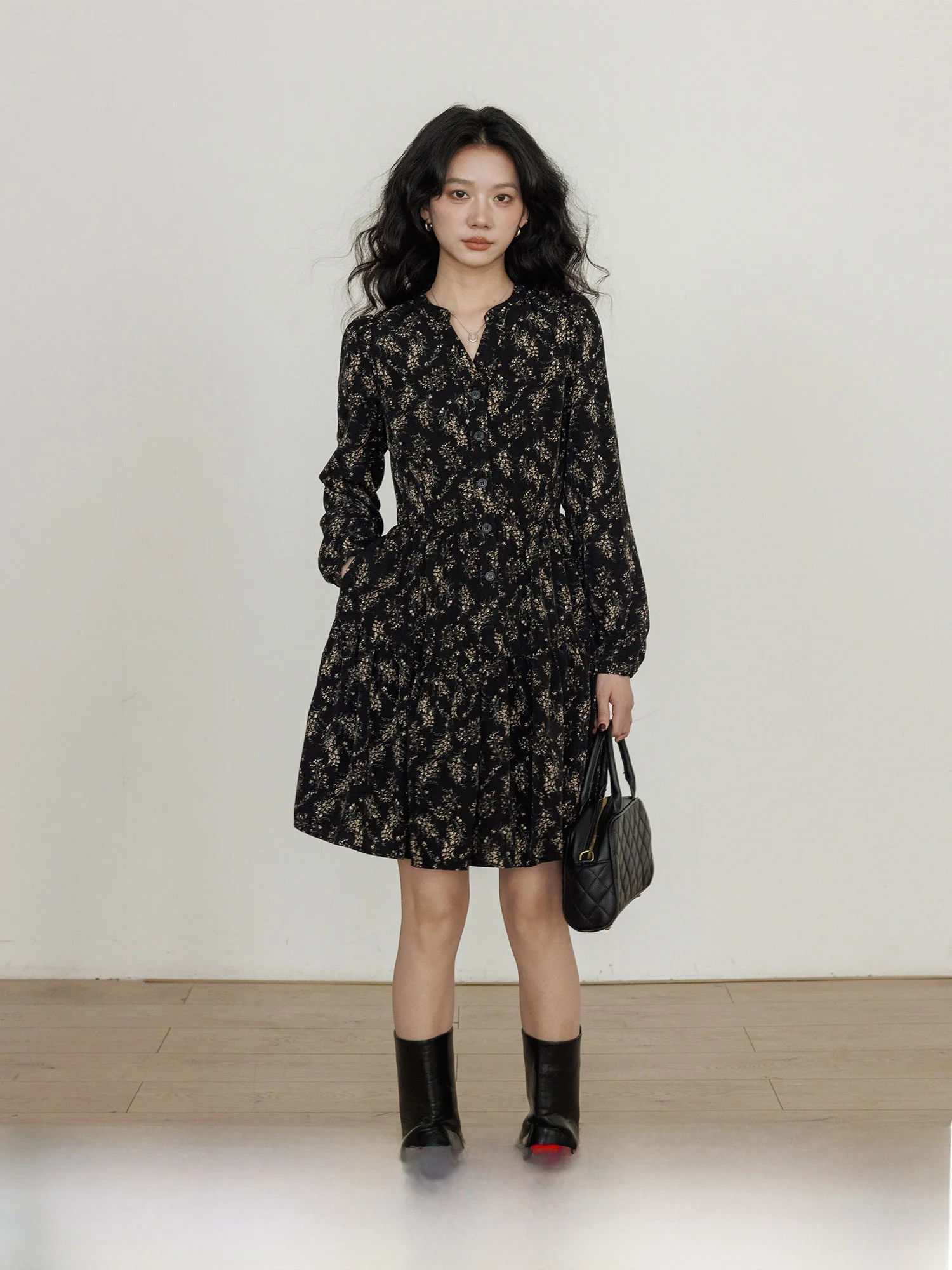 

Весенняя женская повседневная короткая юбка с V-образным вырезом и цветочным принтом, в стиле ретро, свободного кроя, для города, А-силуэт