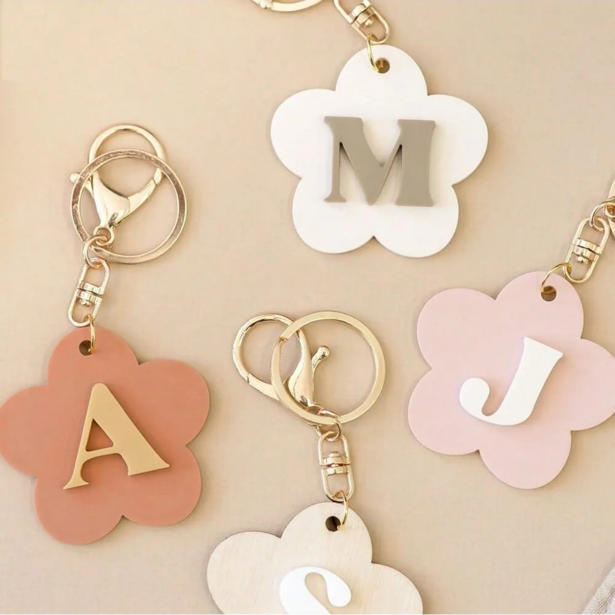 

Cute Flower Shape 4 Colors Custom Initial Keychain Women Men Children Label Alphabet Personalized Backpack Luggage Car Keyring