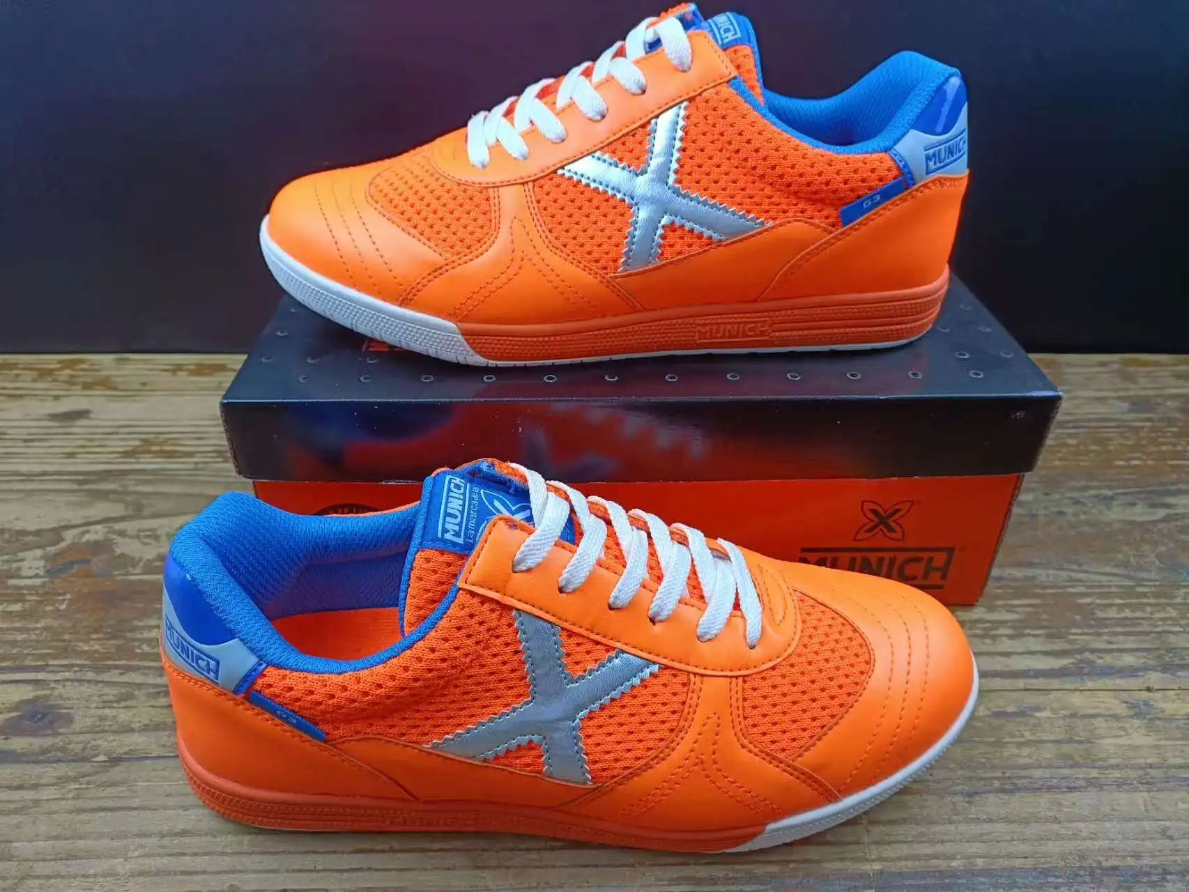 Men's Professional Training Soccer Shoes Comfortable Outdoor Soccer Sneakers Non-Slip Table Tennis Training Shoes