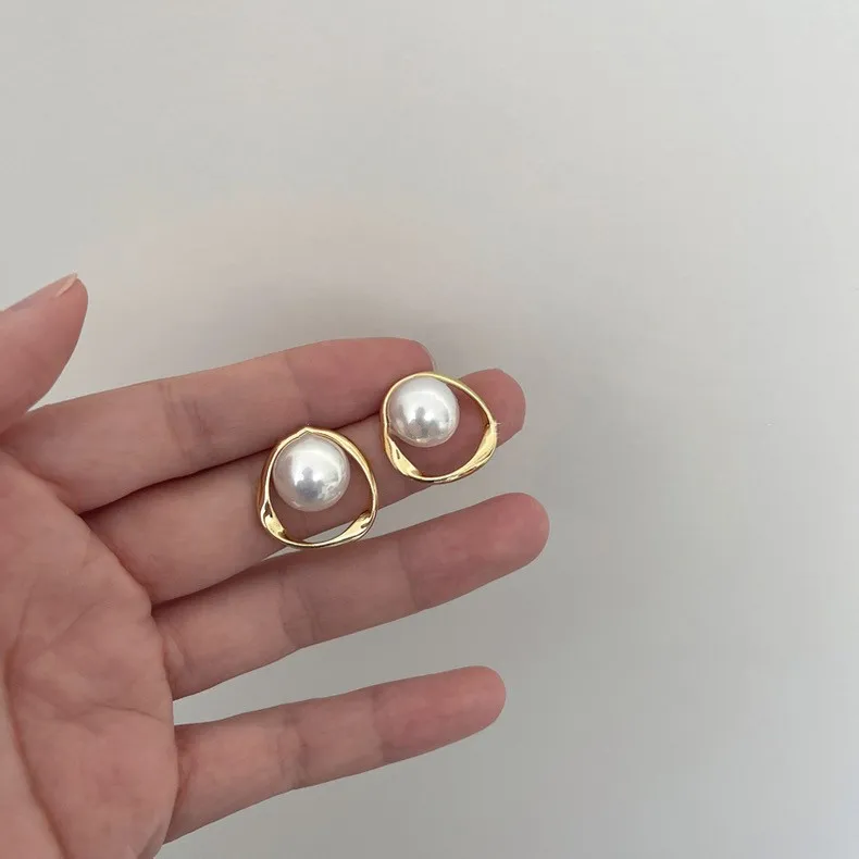Golden Hollow Metal Twist Frame Stud Earrings with Imitation Pearl Earrings Wedding Party Simple Geometry Jewelry Gift