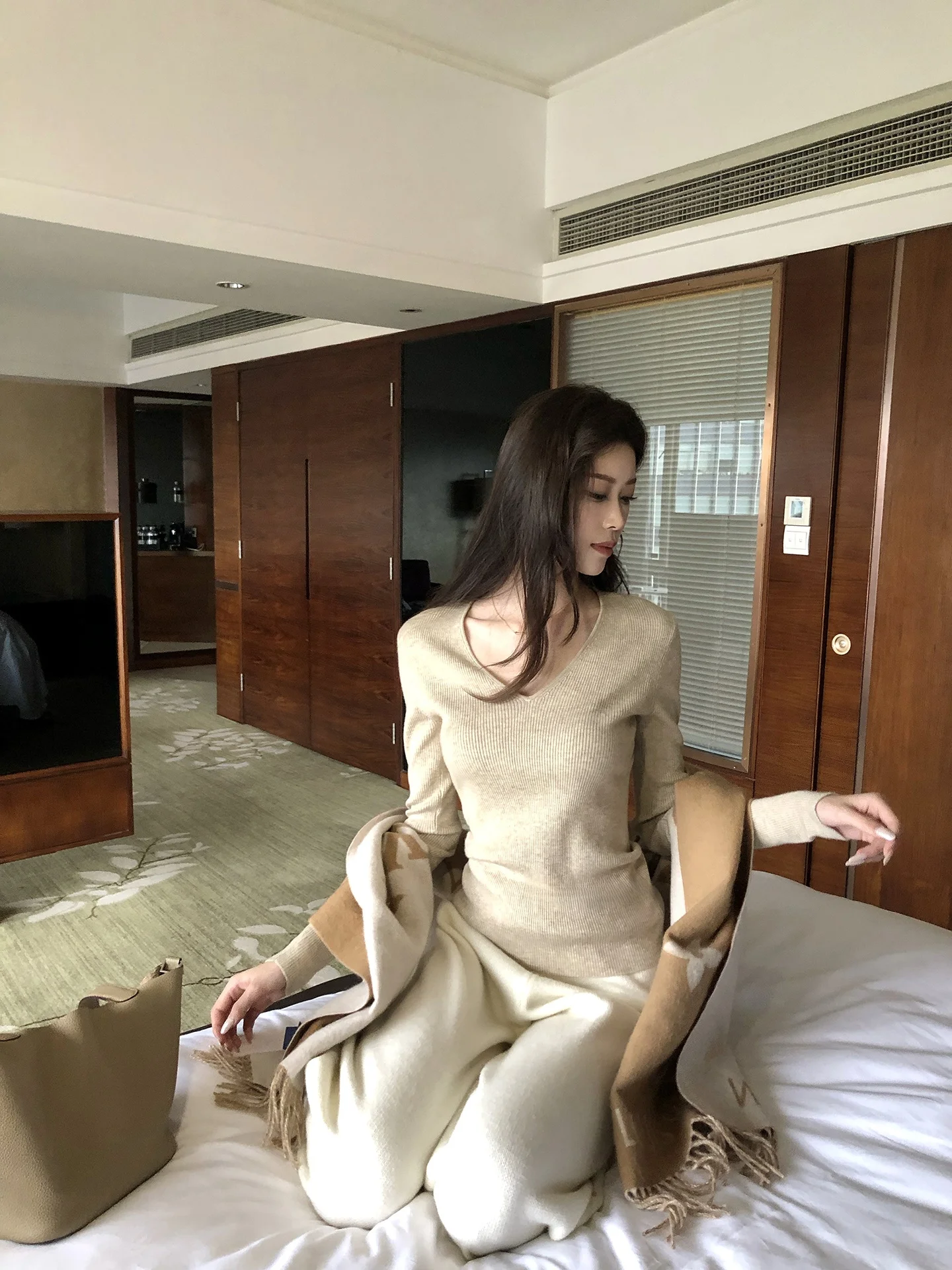 

Женский вязаный шерстяной топ He Chenxi Oaeal с глубоким V-образным вырезом, облегающий, с длинным рукавом, осенне-зимняя новинка, базовый слой