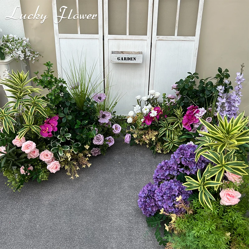 結婚式の装飾のための人工のカラフルな花の列、花の背景の装飾、花輪の吊り下げ、道路をリードする床