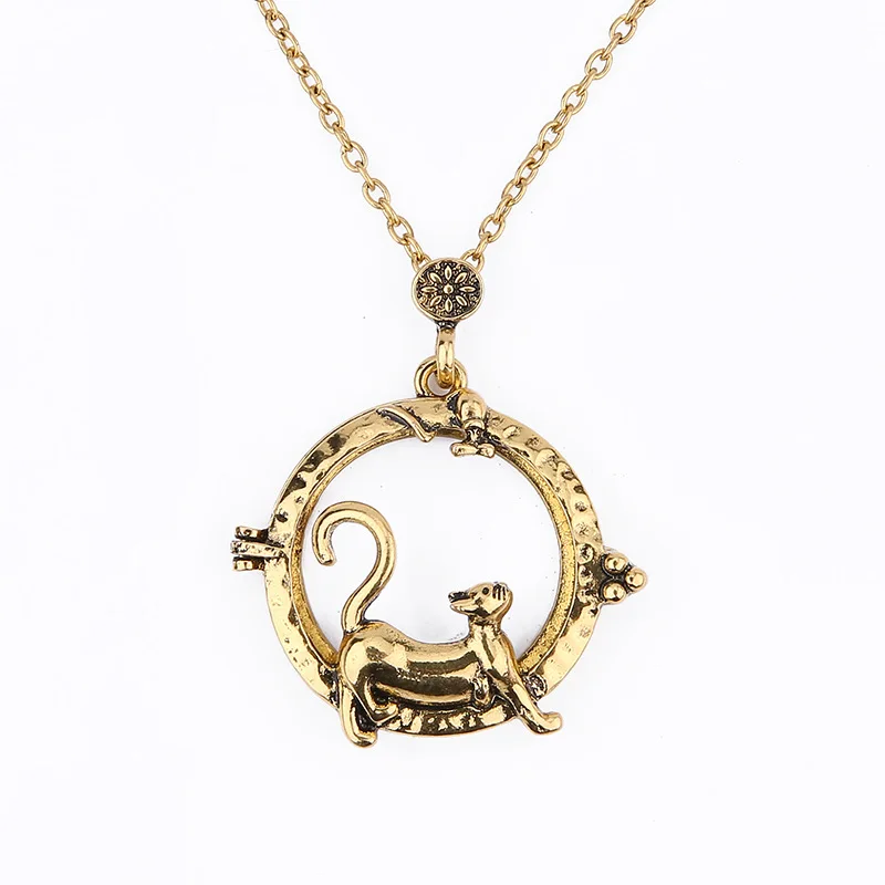 Fashion jewelry Personality magnifying glass necklace Creative retro animal pendant jewelry.