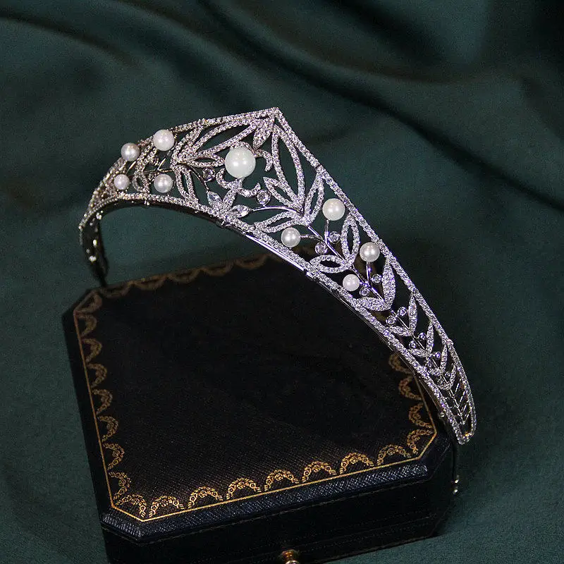 

Свадебные украшения для волос: жемчужные повязки, диадемы с цирконами и кристаллами, элегантные вечерние аксессуары для невесты