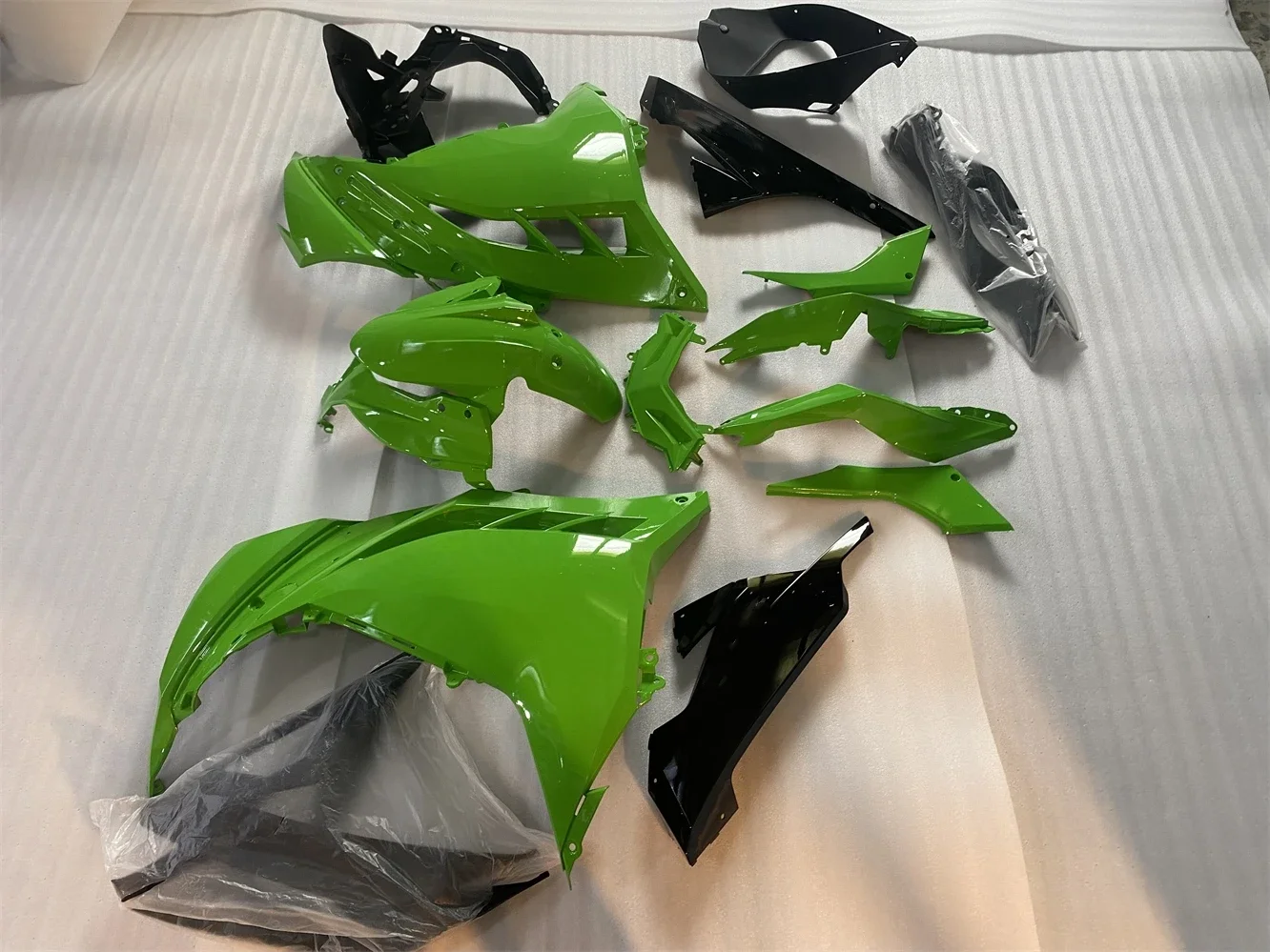 Motorcycle Fairing Kit Suitable for Kawasaki Ninja 300 2013 2014 2015 2016 2017 Years EX300 ZX300 13-17 Fairing Green Black