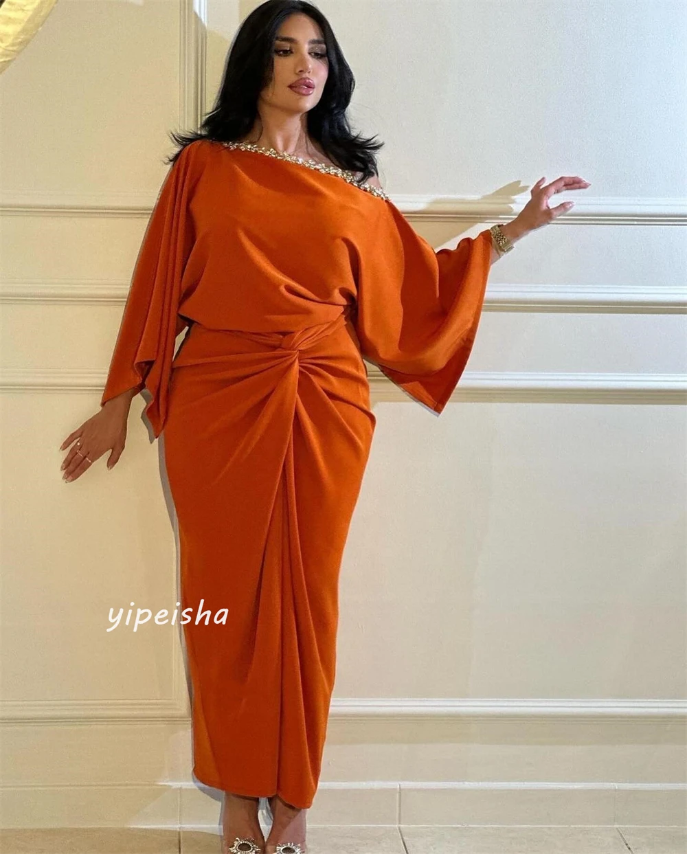 Maßgeschneidertes Jersey-Abendkleid mit Perlenstickerei, Rüschen und Falten, schulterfrei, maßgeschneidertes Anlasskleid, Midi-Kleider, Saudi-Arabien