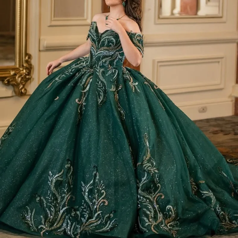 Robe Quinceanera vert foncé brillant, épaules dénudées, dentelle, paillettes de cristal, décalcomanie, longue queue, robes de 15 Quinceanera ﻿ Personnaliser