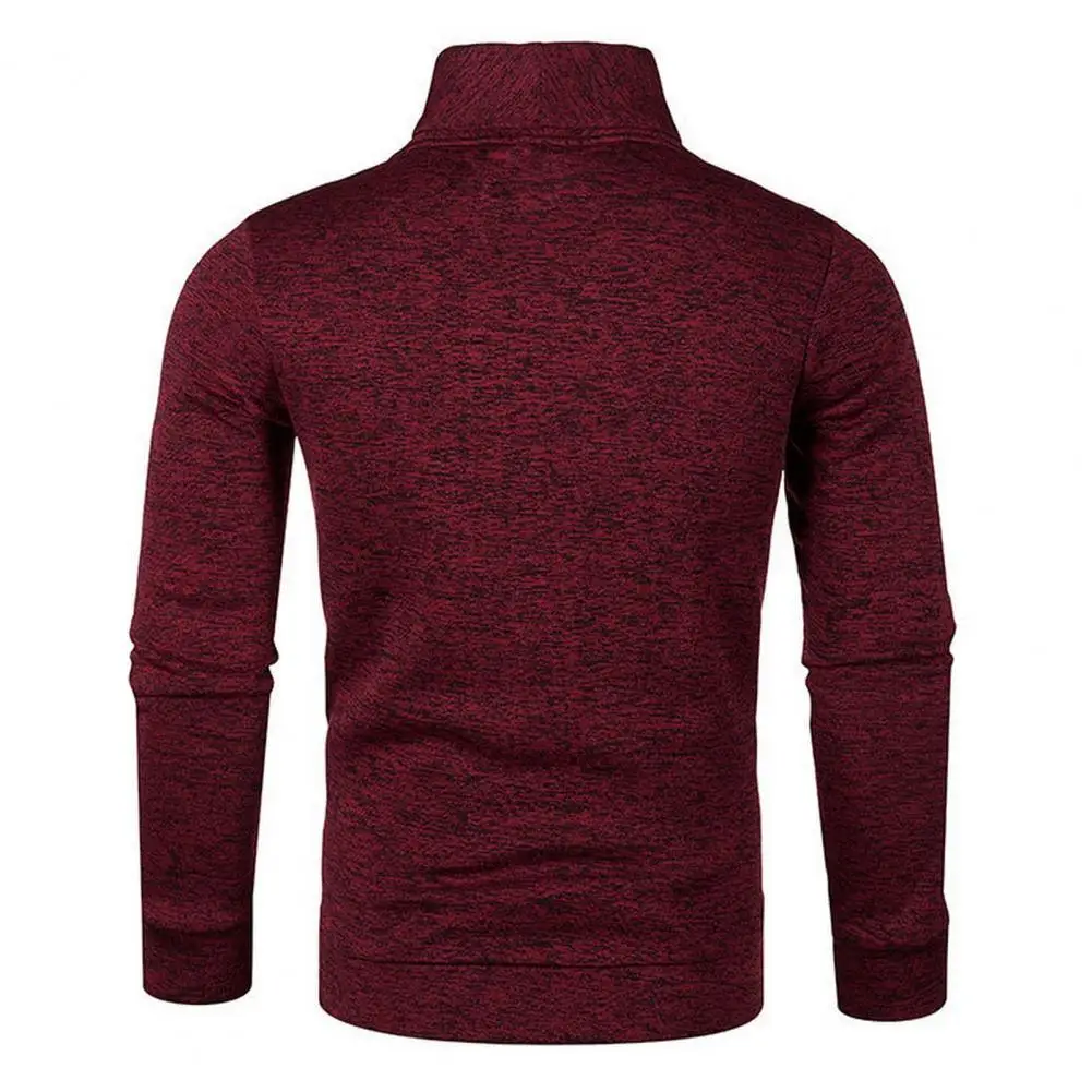 

The loose cut of men's solid color sweatshirts can bring you comfort throughout the day.