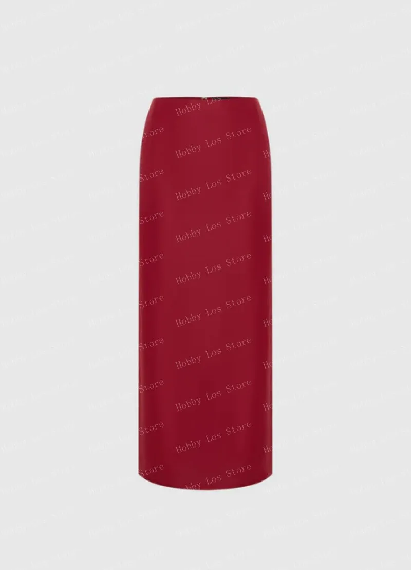 Saia maxi vermelha delicada com cintura alta e design de fenda lateral lisonjeiro para vários tipos de corpo emparelhado com saltos de tiras