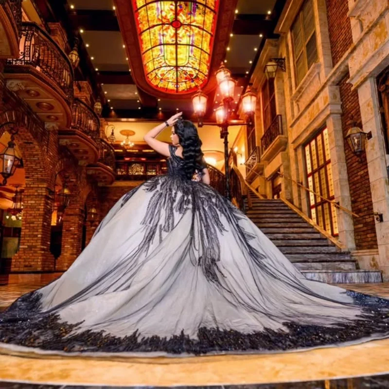 Dostosowane błyszczące czarne Off ramię Quinceanera sukienka kryształowa cekinowa aplikacja tiulowa koronka długi tren Vestidos de 15 Quinceanera