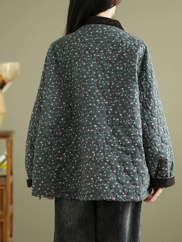 เสื้อโค้ทผ้าฝ้ายพิมพ์ลายดอกไม้สไตล์เรโทรสำหรับผู้หญิง เสื้อคลุมฤดูหนาวทรงหลวม สีอบอุ่น เสื้อคลุมผ้าฝ้ายสำหรับคุณแม่