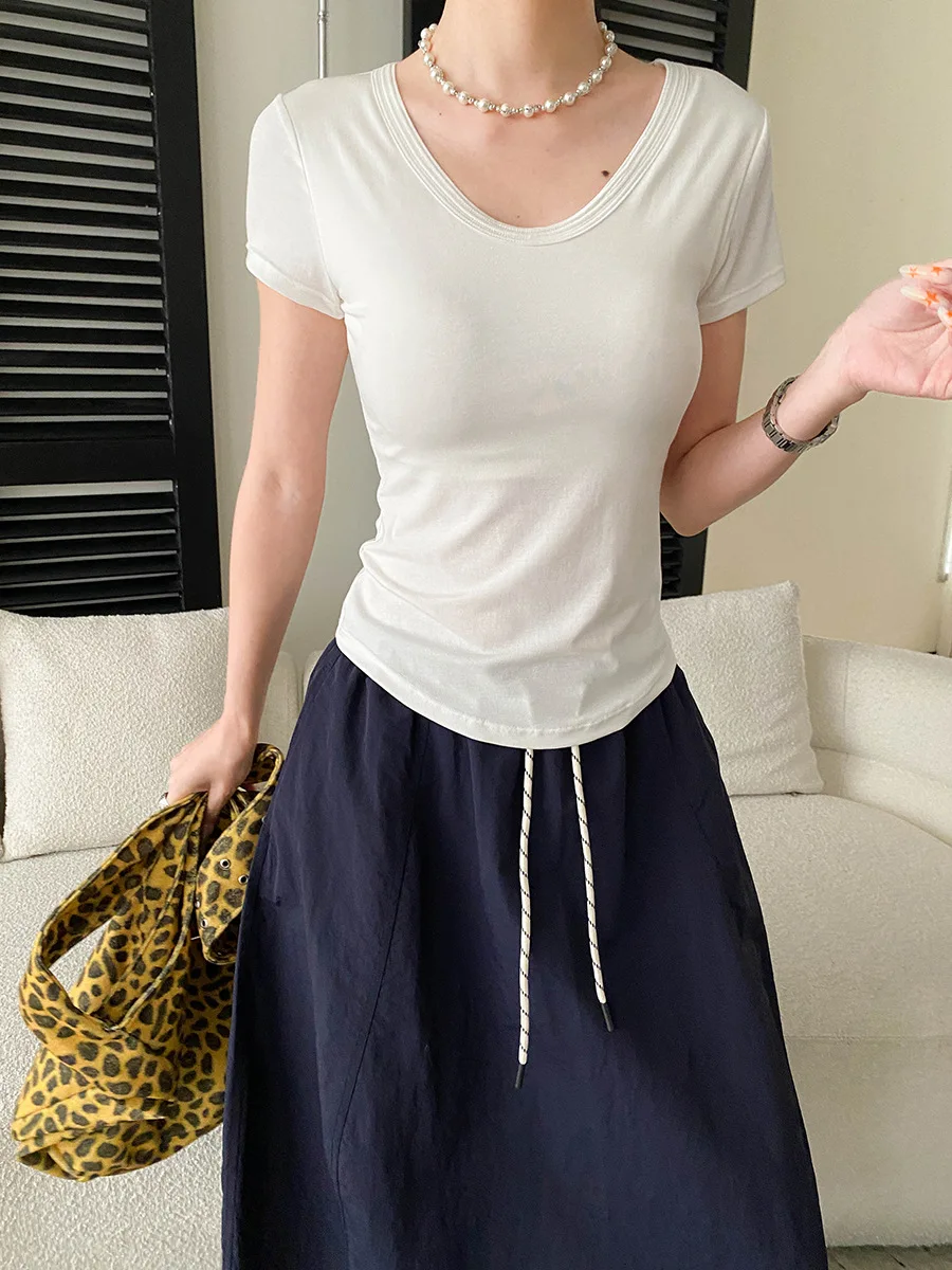 Sommerliches Damen-T-Shirt in unifarbenem Design mit V-Ausschnitt, schmaler Passform, Brustpolster und kurzen Ärmeln. – Detail 18