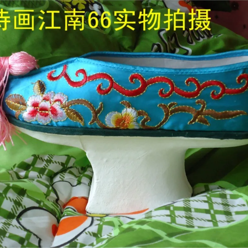 أحذية عالية الكعب بعلم وعاء الزهور زي قديم للنساء نمط سلالة تشينغ مطرزة من الأسفل