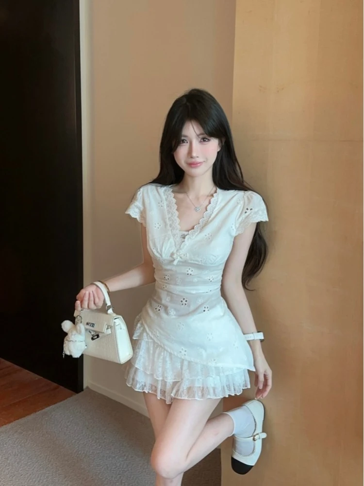 

Женский модный комплект с асимметричным кружевным дизайном: юбка с завышенной талией и топ с коротким рукавом, весна 2026, элегантный стиль от Yiduomei