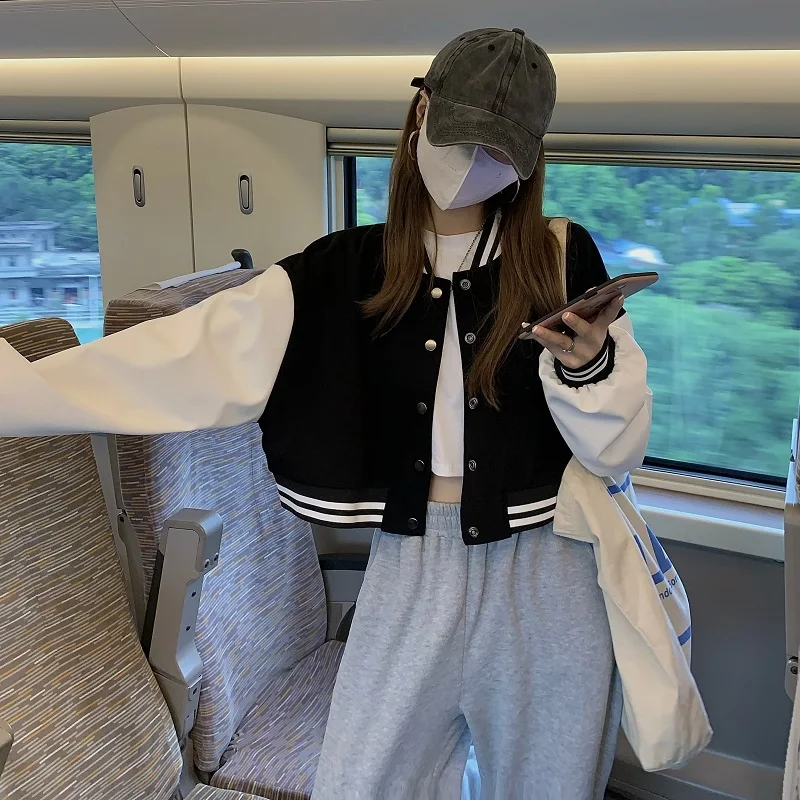 เสื้อแจ็คเก็ตเบสบอลสไตล์อเมริกันหวานๆ สำหรับผู้หญิง คอลเลคชั่นฤดูใบไม้ผลิ 2026 คอปกแบบเบสบอล แขนยาว สีขาว