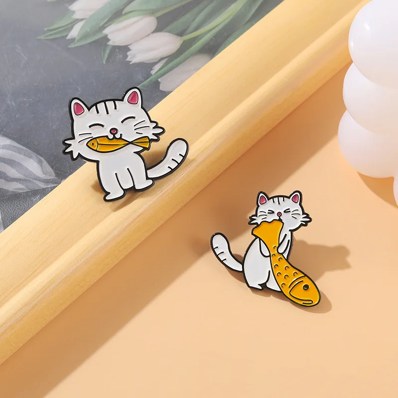 Gentle Cure Cat Pins, Cartoon Cat Eats Small Fish Shaped Alloy Brooch, Wholesale Clothing Accessories, Bag Decoration Badge