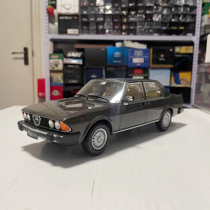 

1:18 Scale Alfa 6 2.5 1979 Luxury Car Resin Fully Enclosed Car Model Adult Classic Collection Decoration Gift Display