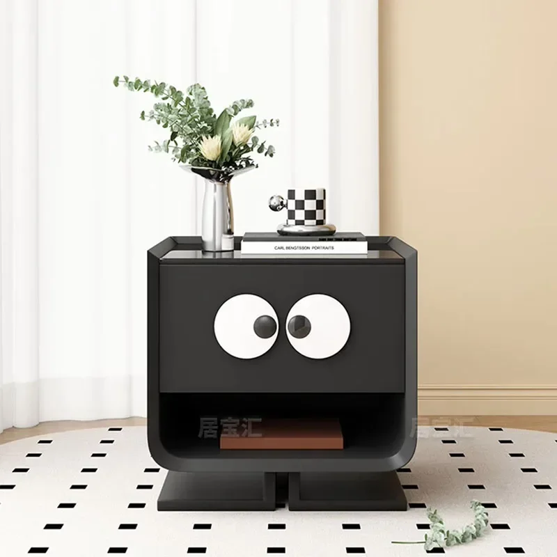 طاولة ليلية لطيفة على الطراز الشمالي بسيطة من الخشب الأسود لتوفير المساحة المتنقلة