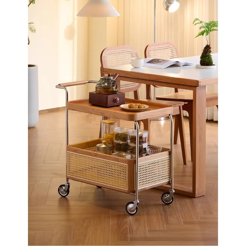 Carrello retrò con bordo in legno massello, alcuni divani del soggiorno, armadietto portaoggetti in rattan, armadietto laterale mobile