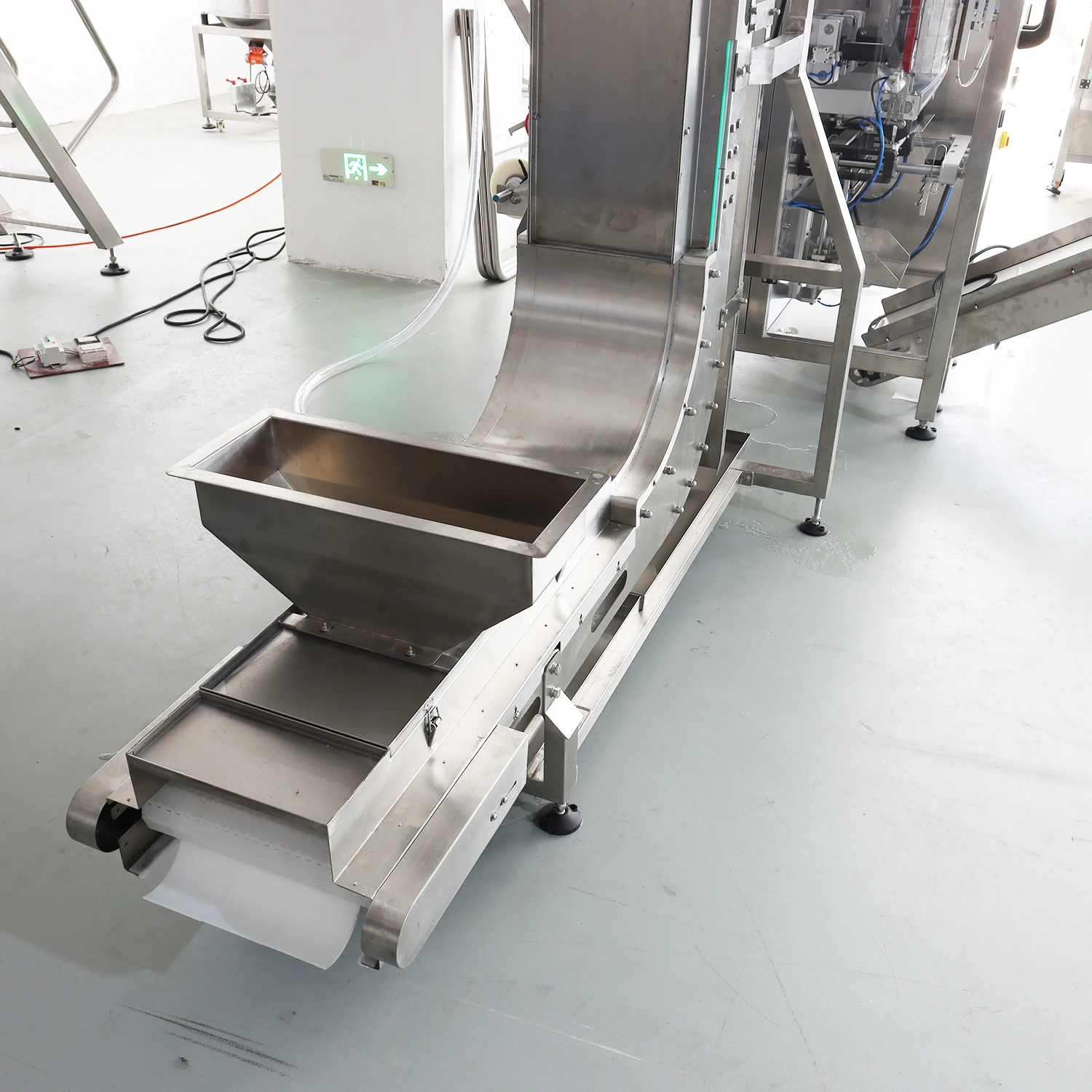 1 kg 2 kg 3 kg 4 kg 5 kg Macchina confezionatrice per sigillare il rotolo di pellicola PE completamente automatica per tubi di cubetti di ghiaccio fresco con pesatrice