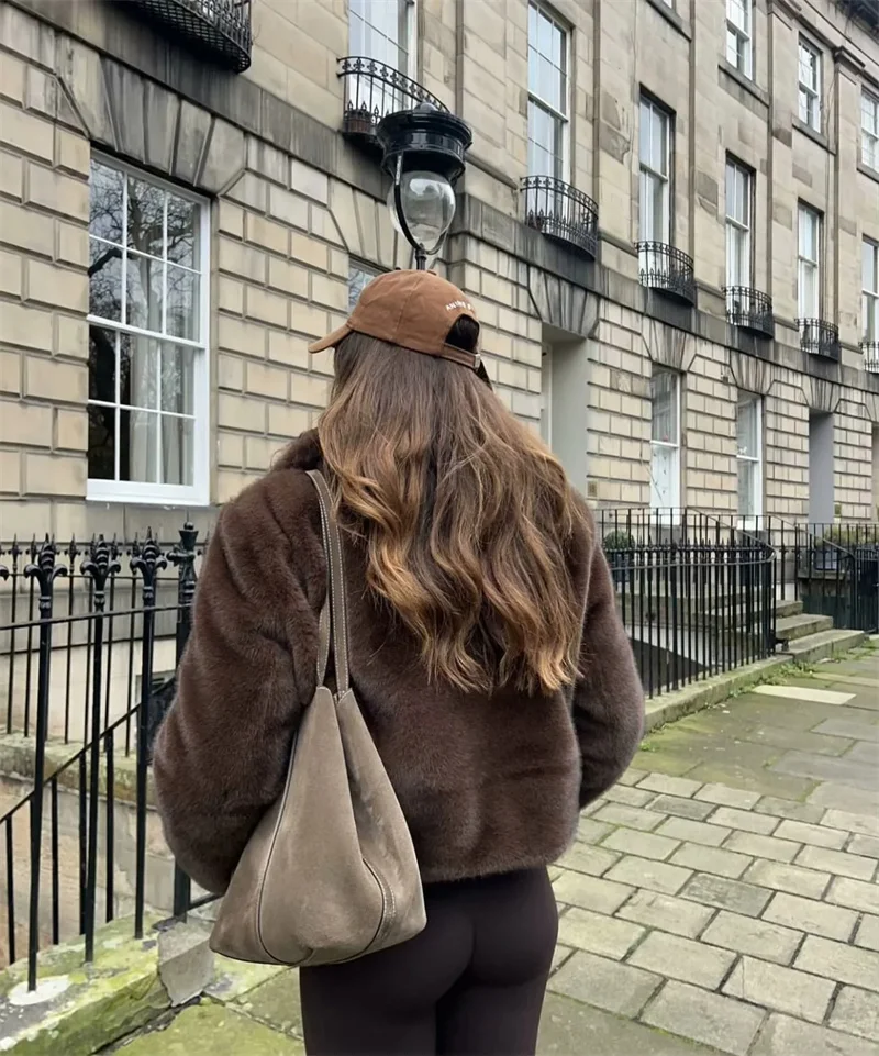 Abrigo corto de piel sintética esponjosa marrón para mujer, chaqueta cálida suave de felpa de manga larga con solapa elegante, ropa de calle alta para invierno 2024