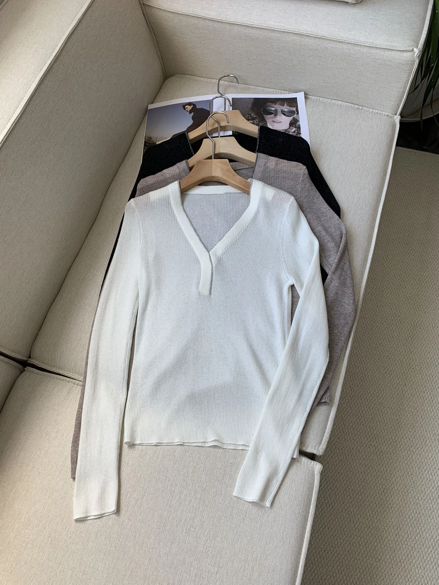 

Autumn 2024 Women Beaded Sweater V-Neck Long Sleeve Solid Color Slim Elegant Female Knitted Pullover