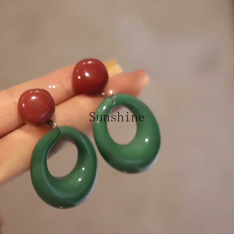 

Modern retro Hong Kong style temperament round contrasting color earrings mosquito coil disc ear clips women