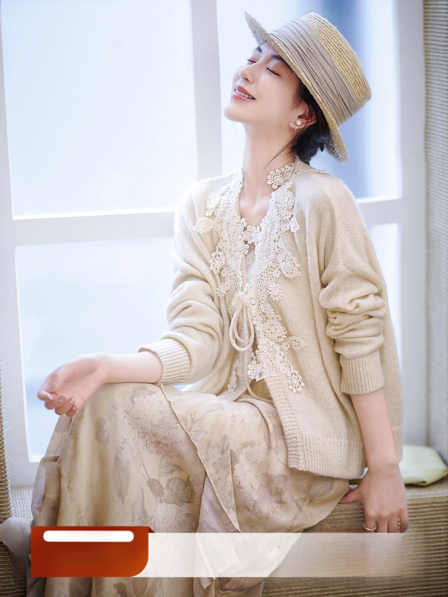 

Вязаный свитер Zhaoda Xi Qimeng из плотной шерсти, свободный крой, со спущенным плечом, V-образный вырез, с кружевными вставками, длинный рукав, мягкий, в повседневном стиле, женский