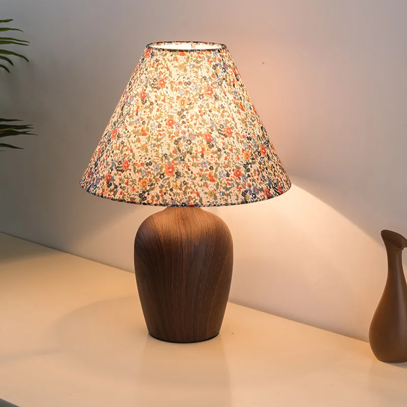 

French Retro Desk Lamp Artistic Creativity Bedroom Bedside Lamp Antique Floral Cloth Lamp Sofa Japanese Eye Protection Lamp