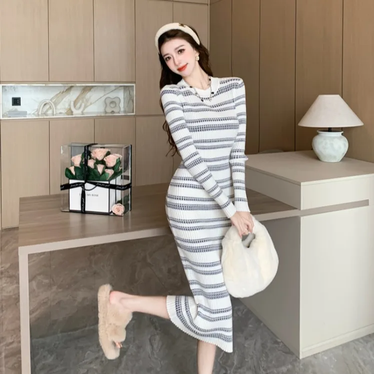 Koreański sweter z dzianiny, otulający, dopasowany, okrągły dekolt, jesienno-zimowy, z włókna poliestrowego, długi, obcisły.