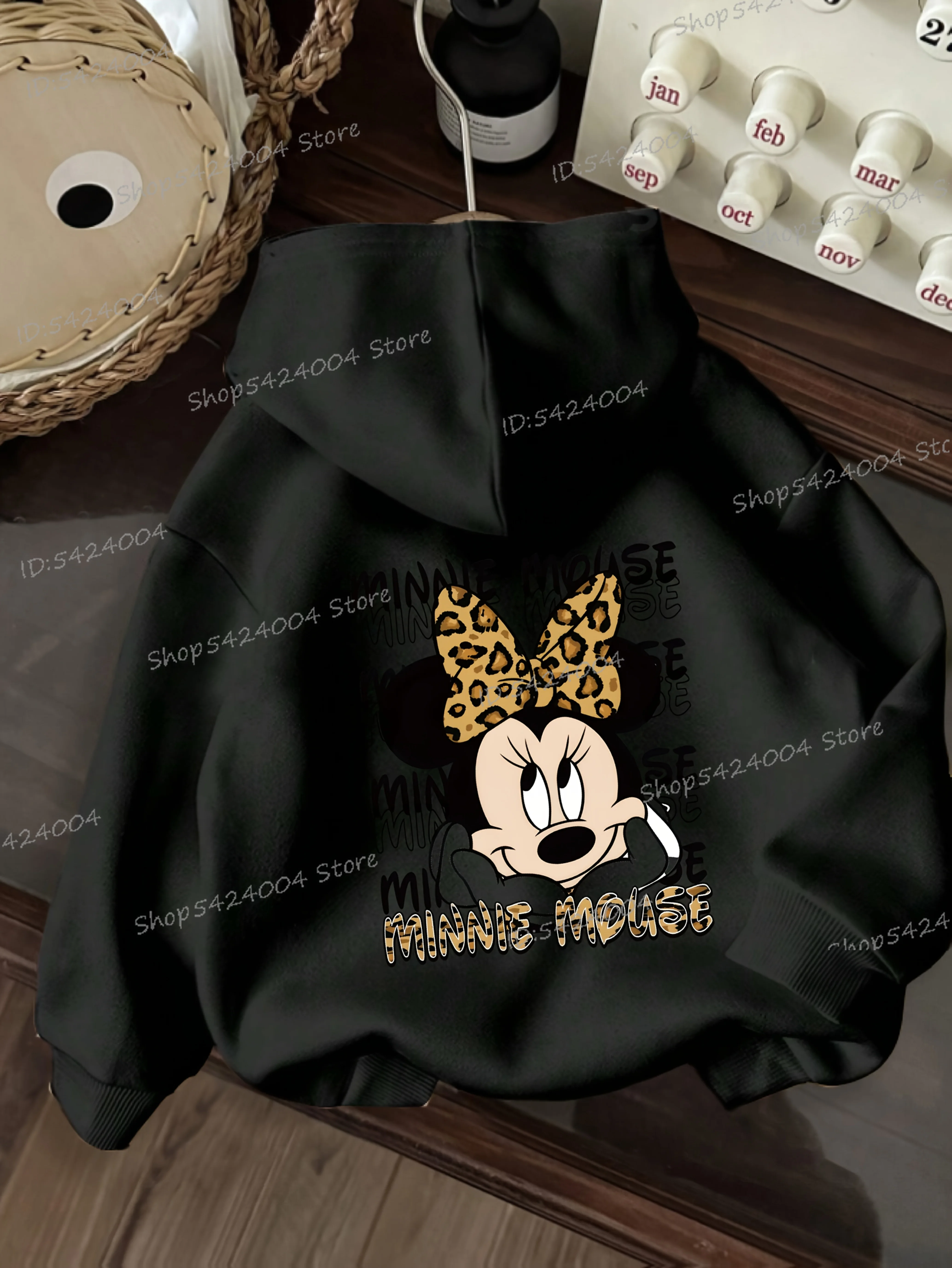 سترة نسائية بغطاء للرأس مطبوعة برسومات ميني ماوس باللون الأسود مع تصميم نص على شكل فيونكة ذهبية على شكل فيونكة الفهد، سترة نسائية بأكمام طويلة كرتونية