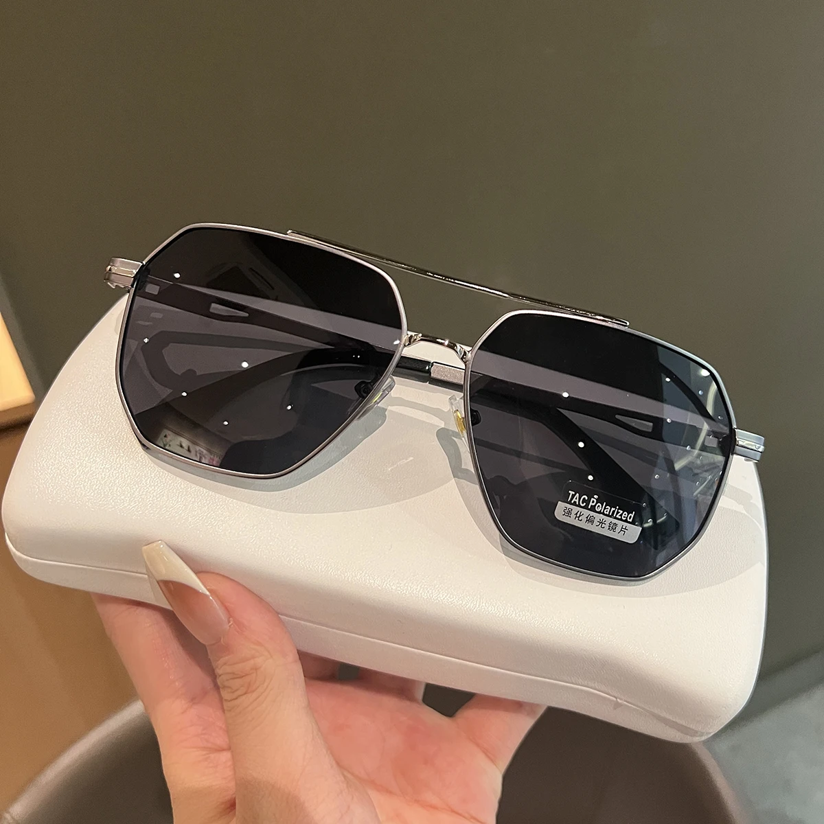 

Стильные мужские поляризационные фотохромные солнцезащитные очки для вождения, рыбалки и активного отдыха, с защитой от УФ-излучения, высокой четкостью и модной квадратной оправой