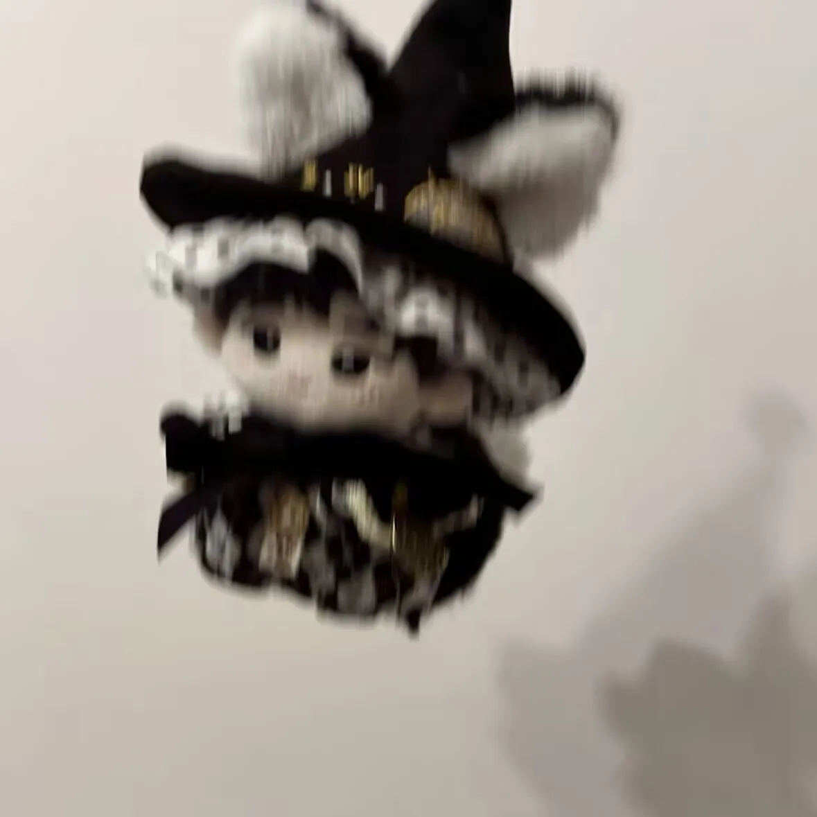 La muñeca de algodón mago negro de la Asociación Mágica del Hemisferio Norte de la Noche Polar se cambia en un vestido de bebé