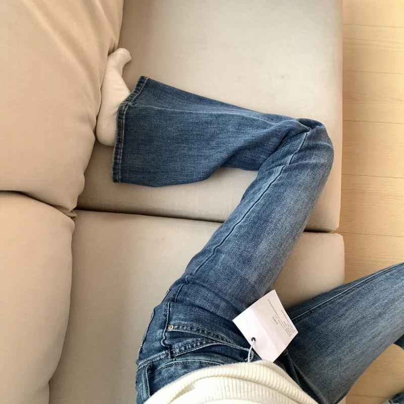 جينز نسائي جديد لخريف 2025 عالي الخصر متوهج يظهر مظهر نحيف للجسم على شكل كمثرى مع مرونة