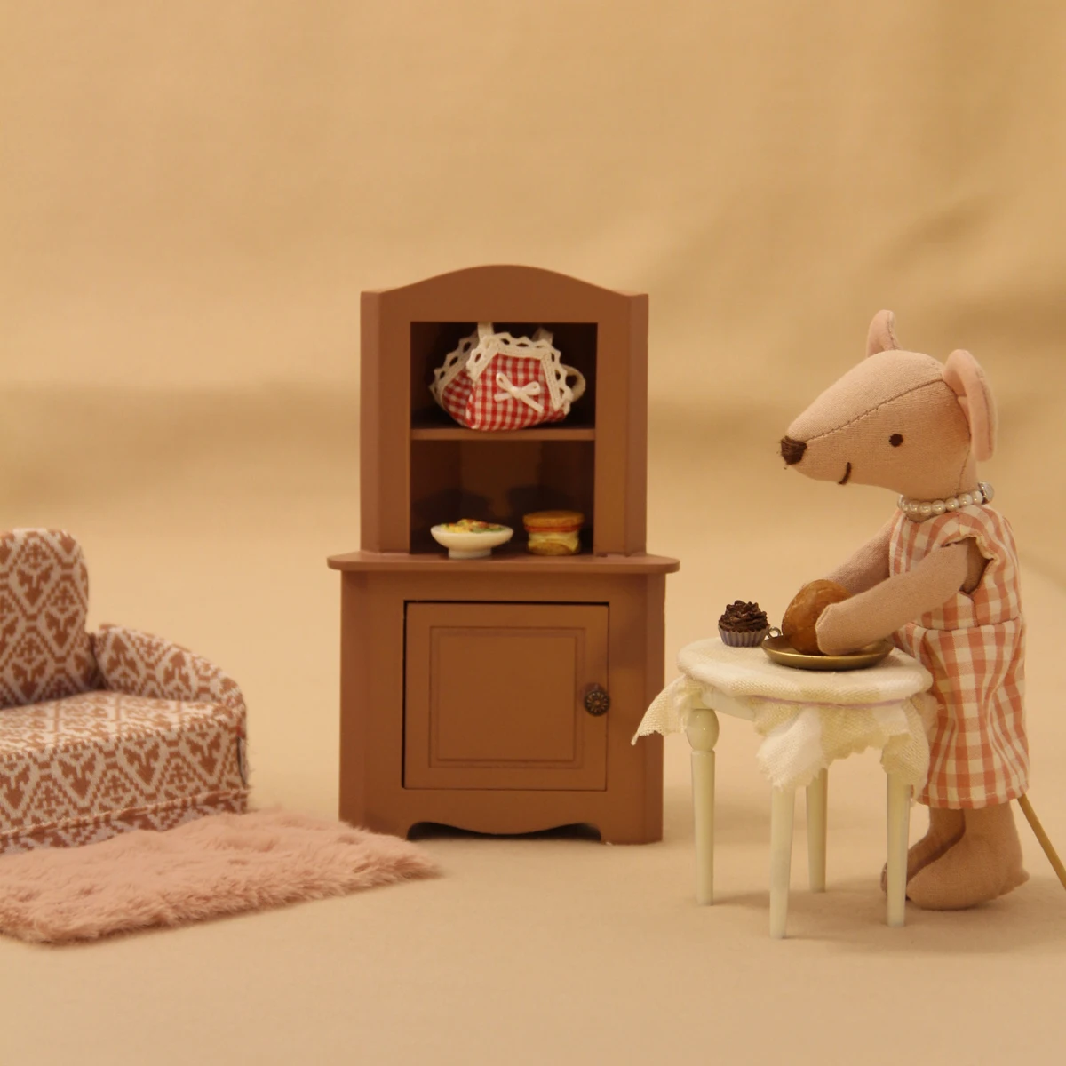 1:12 ミニチュア人工家具木製キャビネットは 3 色でご利用いただけ、おもちゃの家のアクセサリーに適しています