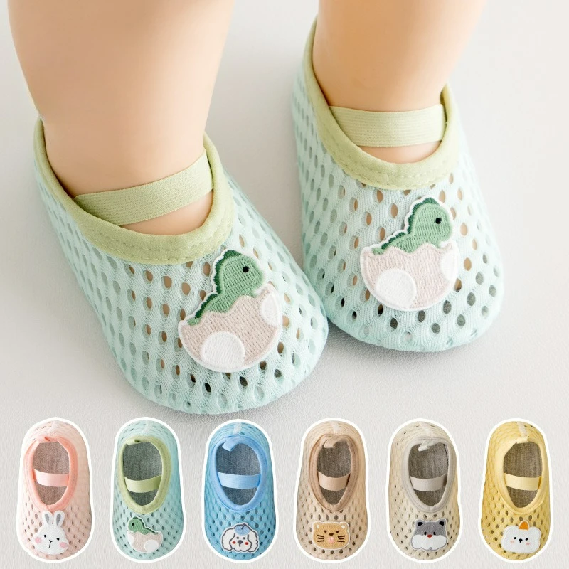 

Новинка 2026, обувь для малышей с героями мультфильмов, весенне-летняя обувь на мягкой подошве, нескользящая напольная обувь с ремешками на тканевой подошве