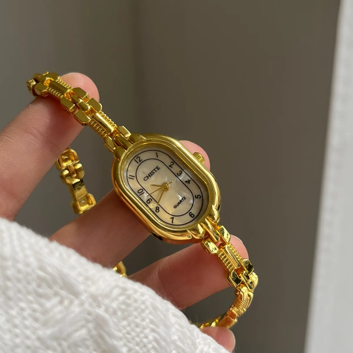

Vintage bracelet watch petite gold watch oval shape light luxury artistic student watch women's luxurious and high quality