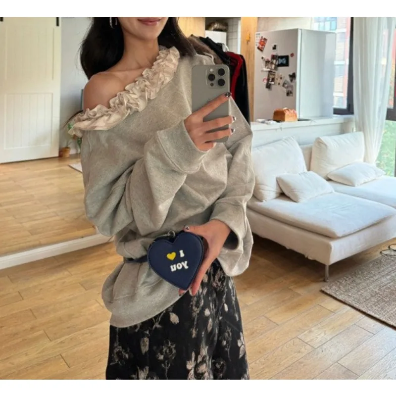 

2025 Fall/Winter New Gray Slanted Shoulder Three-Dimensional Flower Splicing Sweatshirt Women's Loose Pullover Design
