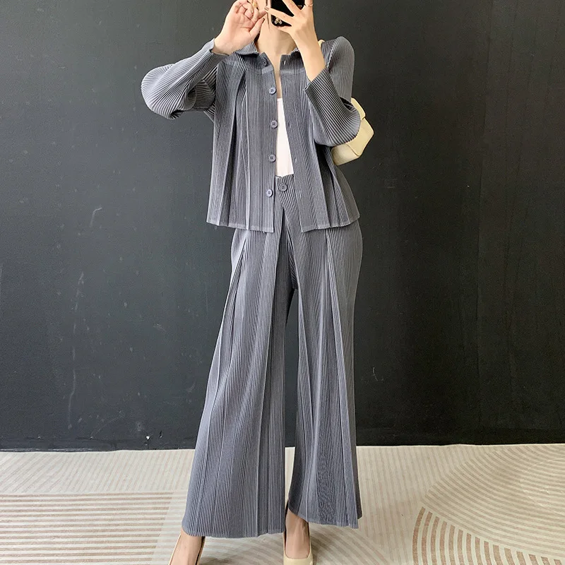 2025 Winter New Pleated Suit Long-sleeved Cardigan + Casual Straight Pants Two-piece Suit for Women To Look Thin and Foreign