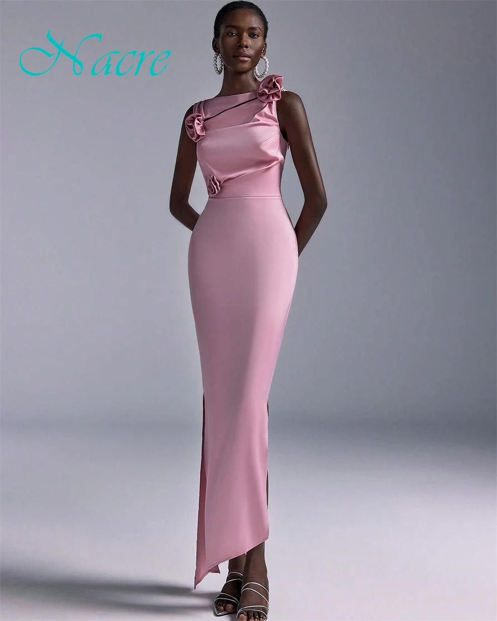 فستان سهرة رائع من الساتان مخصص برقبة قارب رقيقة فساتين لحضور الحفلات الموسيقية بدون أكمام زهور مناسبة خاصة