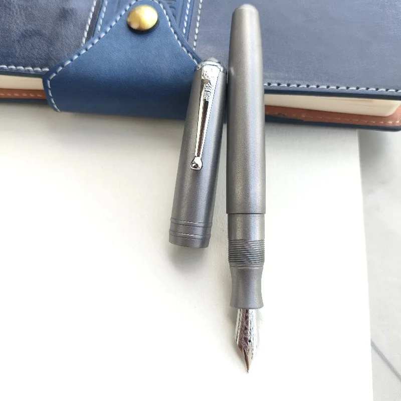 

Перьевая ручка BALAOYE из титанового сплава Jinhao No 6, 0,5F, перо для каллиграфии, коллекция ручек с гравировкой, дизайн, подарок, идеально подходит для подписи