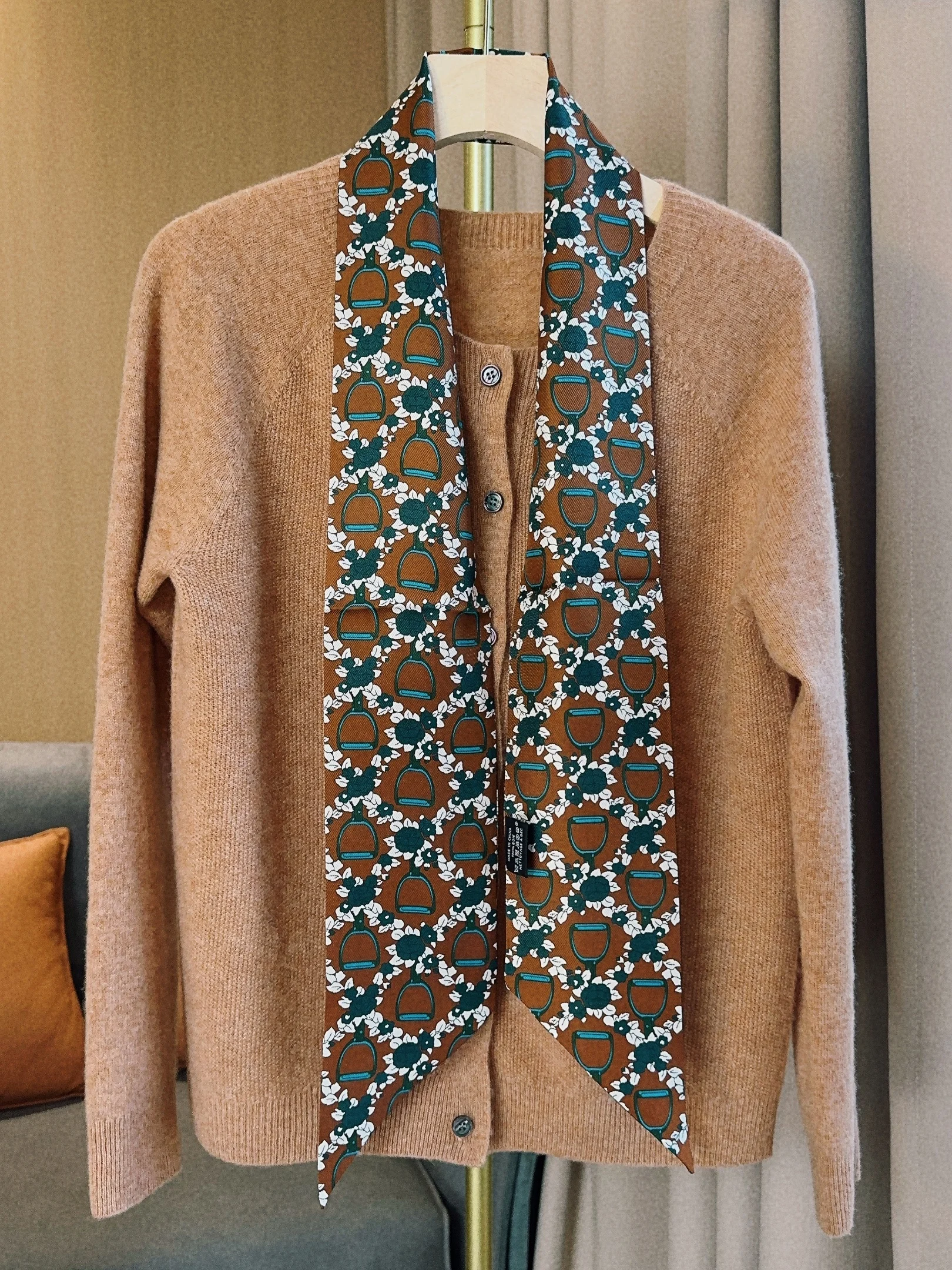 6匁シルクスカーフ-レディーススタイル-ロング長方形ハンカチ-春夏-厚手マルベリーシルク-アシンメトリーな角度模様